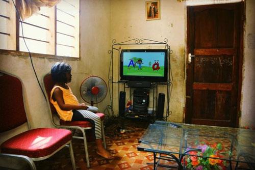 Kid-watching-TV2-500