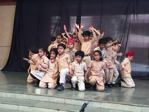Kapur-students-on-stage-500