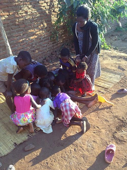 onecourse-children-and-woman-huddled